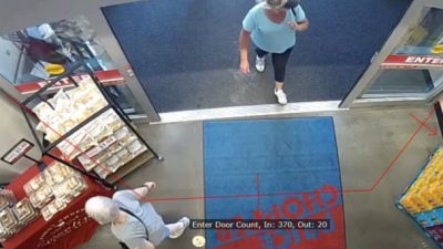 AI tracking entry and exit counts at store entrance
